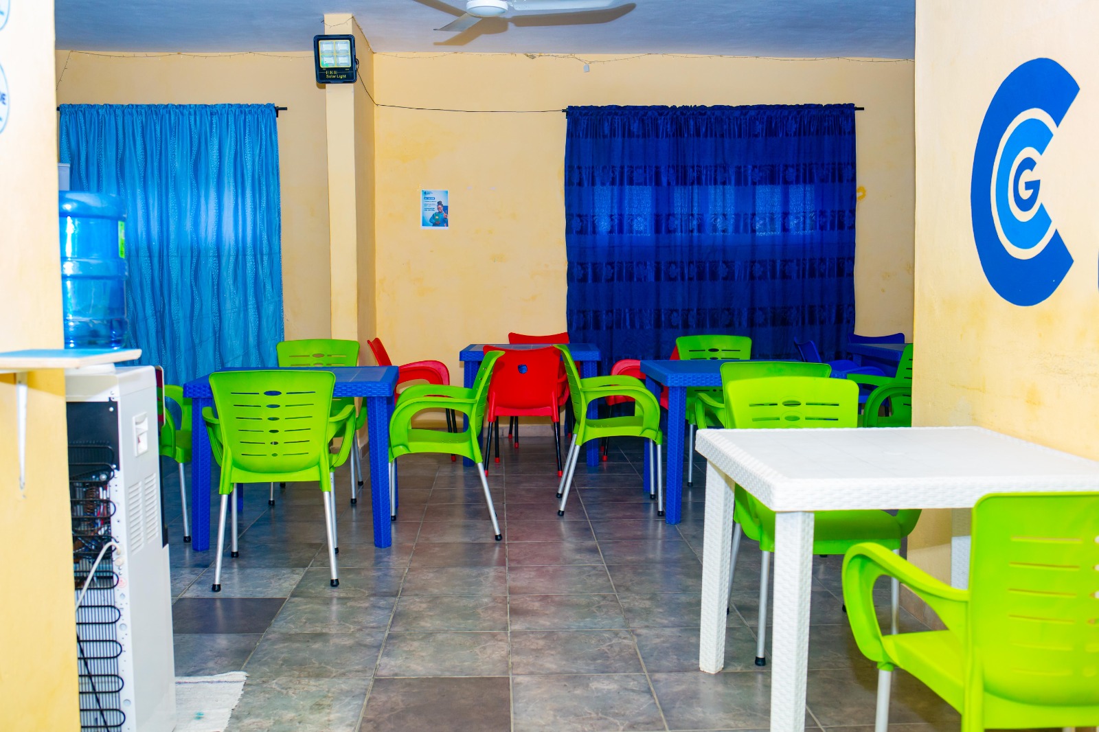 Espace convivial CCG - mobilier coloré et ambiance de travail