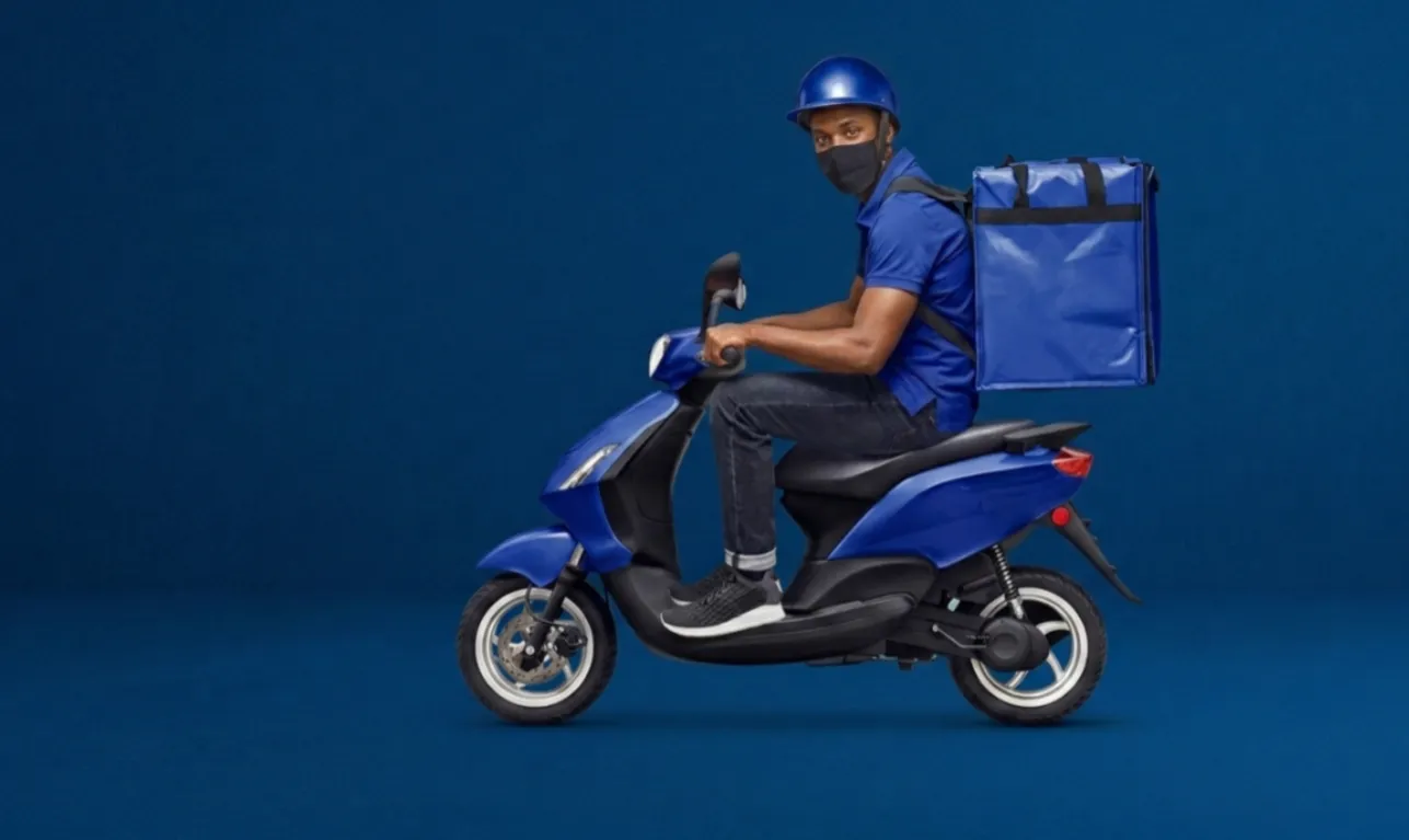 Livreur CCG en scooter